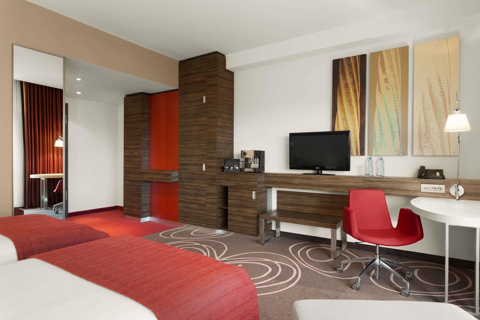 Hotel Ramada ピテシュティ エクステリア 写真