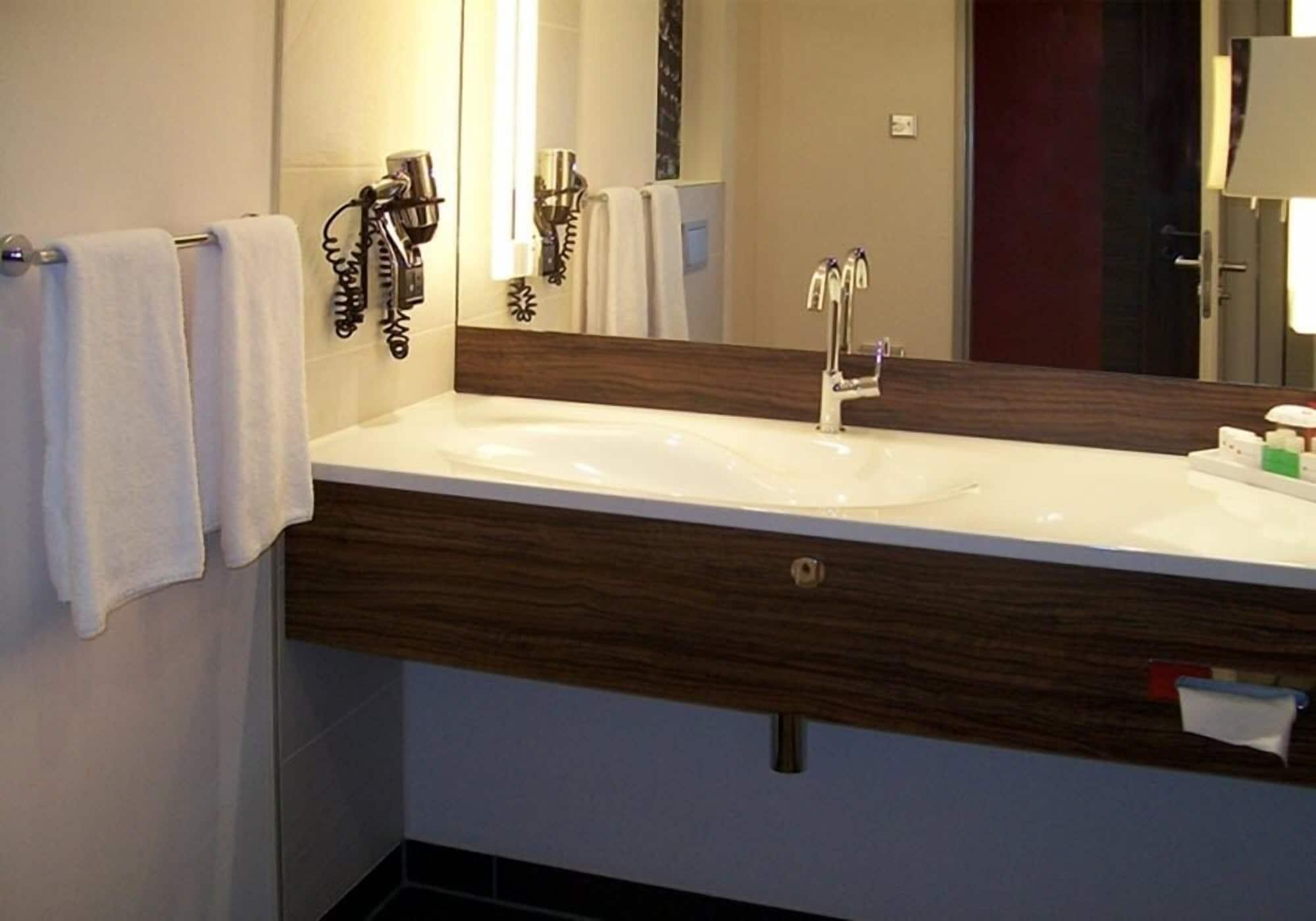 Hotel Ramada ピテシュティ エクステリア 写真