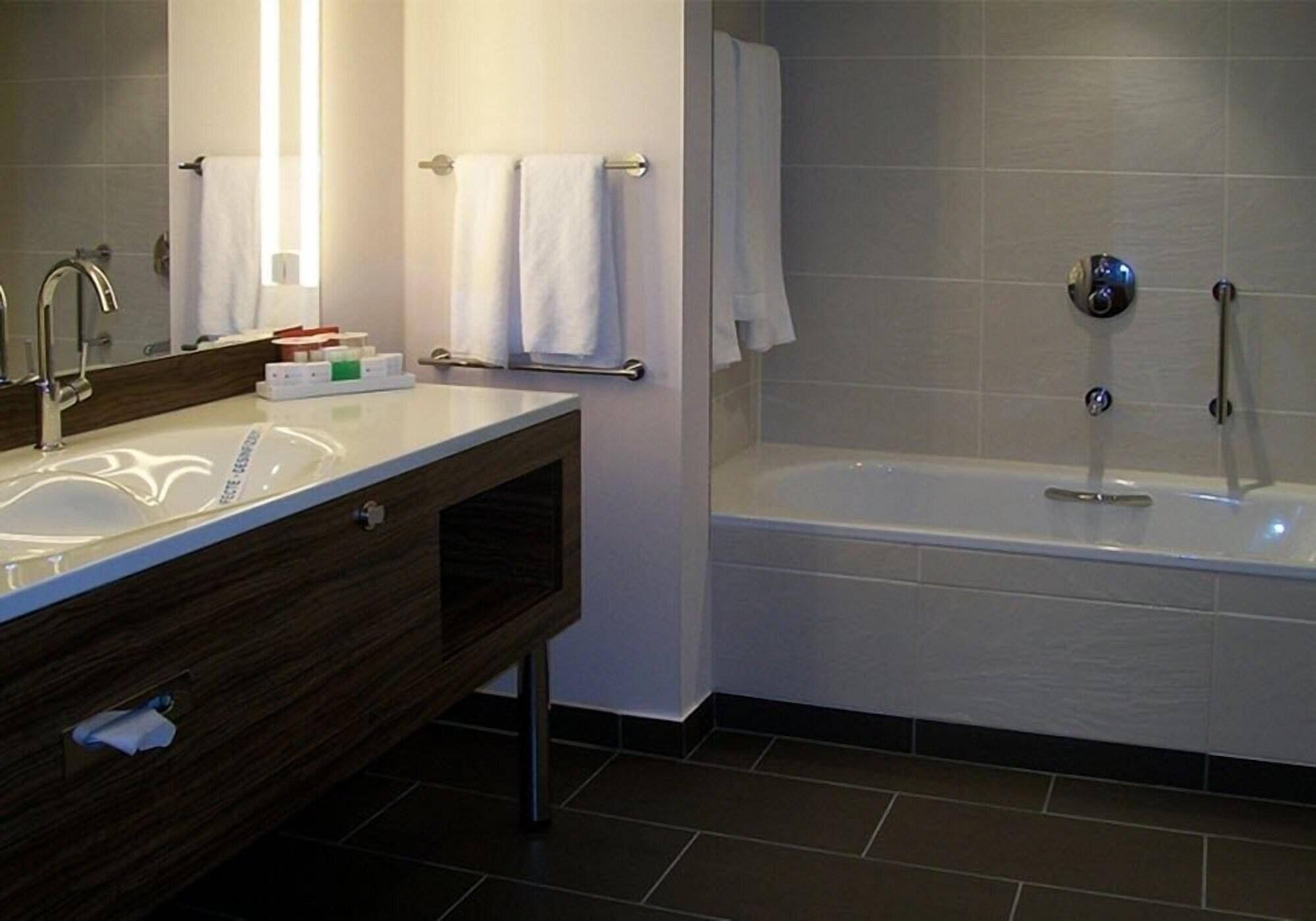 Hotel Ramada ピテシュティ エクステリア 写真
