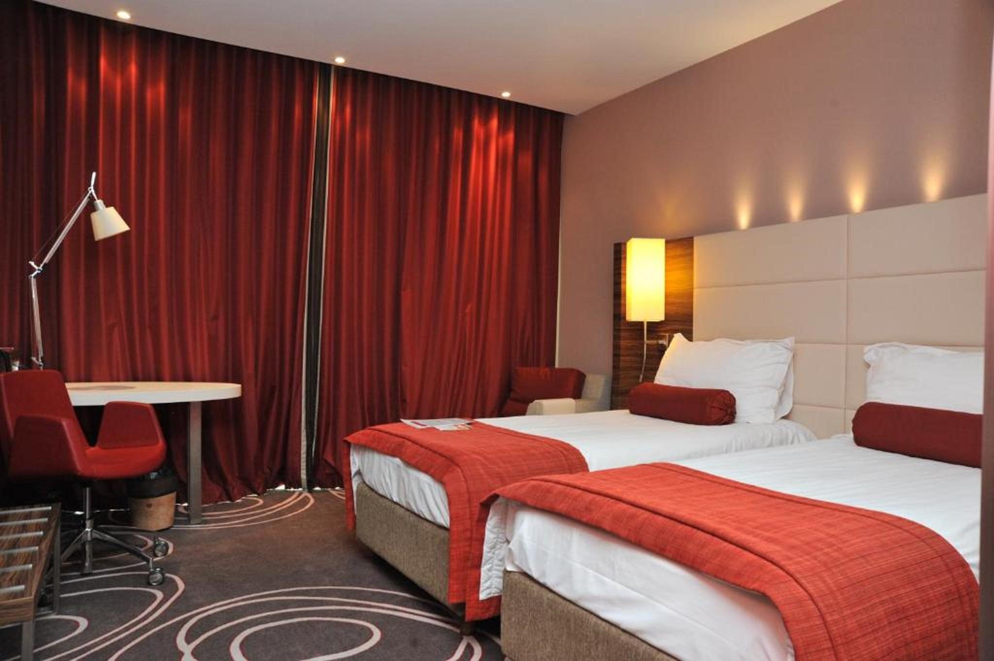Hotel Ramada ピテシュティ エクステリア 写真