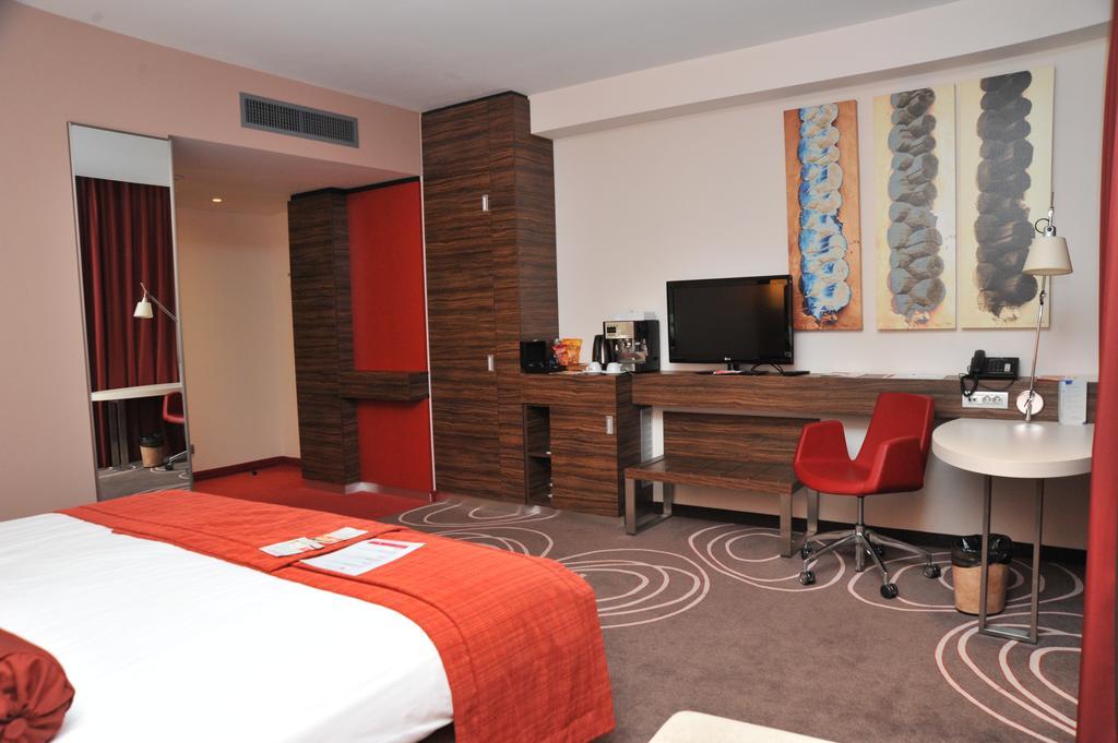 Hotel Ramada ピテシュティ エクステリア 写真