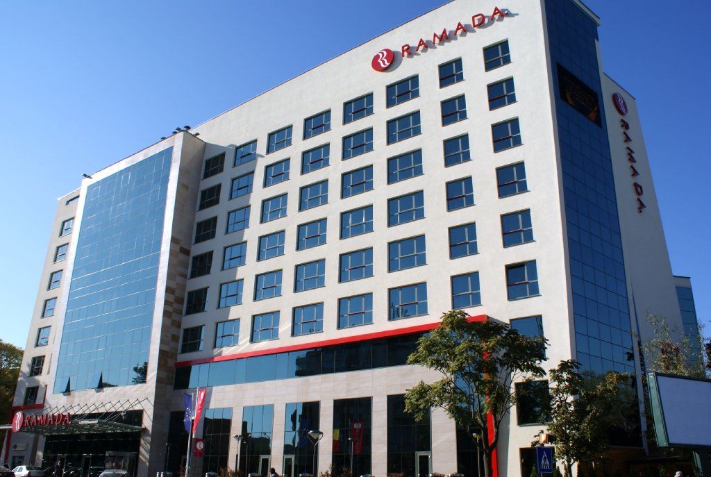 Hotel Ramada ピテシュティ エクステリア 写真