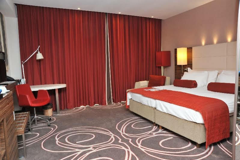 Hotel Ramada ピテシュティ エクステリア 写真