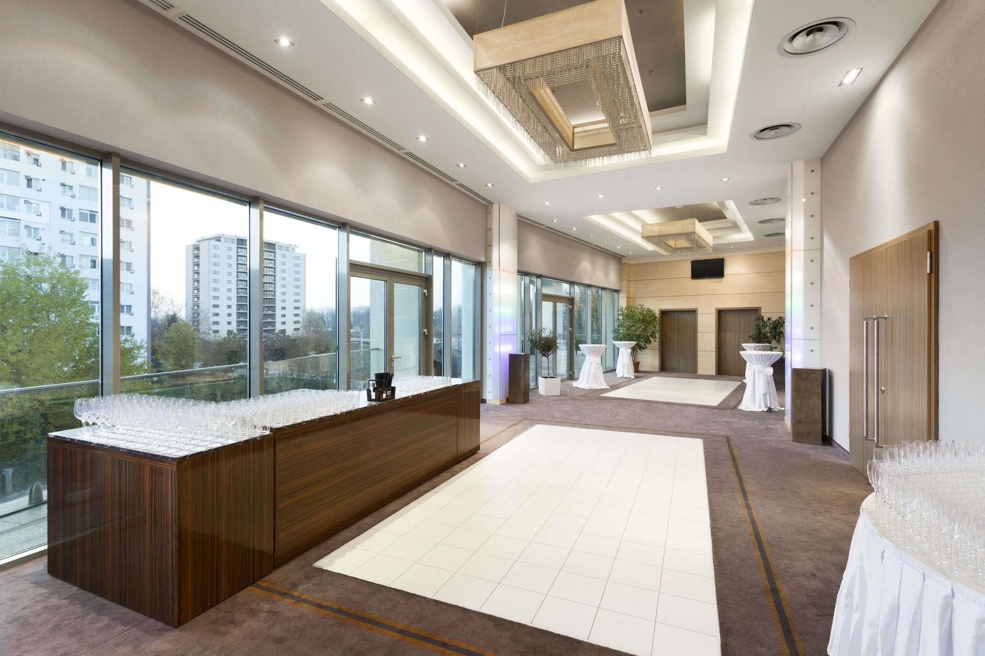 Hotel Ramada ピテシュティ エクステリア 写真