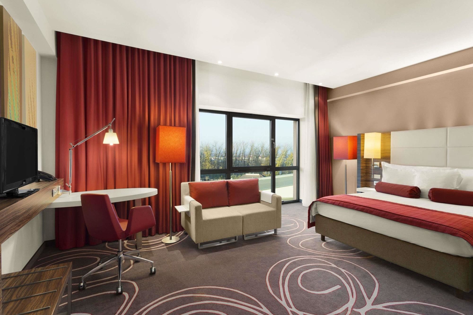 Hotel Ramada ピテシュティ エクステリア 写真